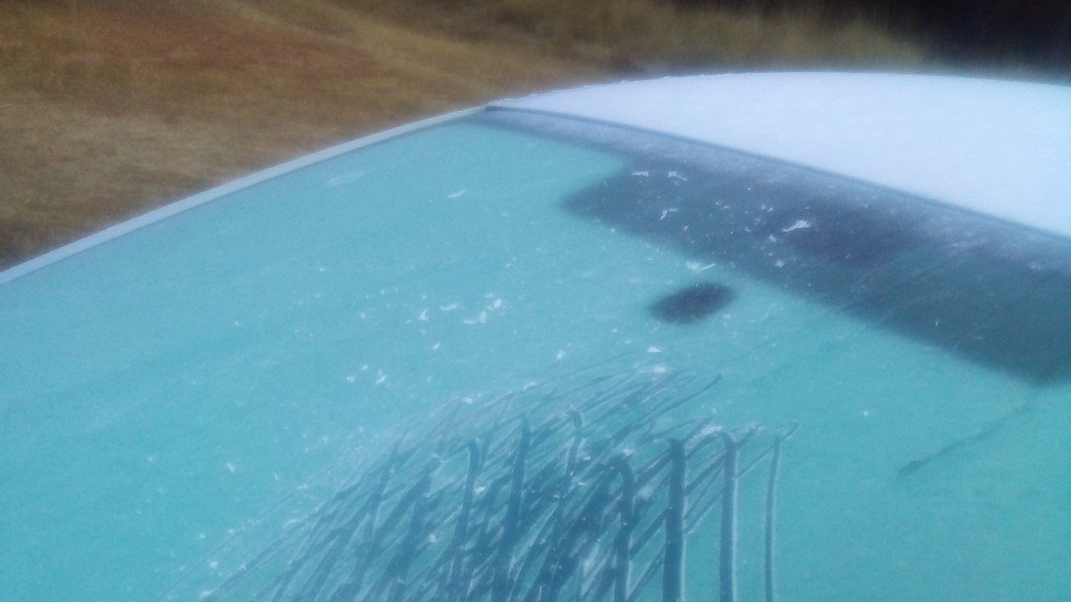 Luna de un coche con la helada de esta madrugada claramente patente.