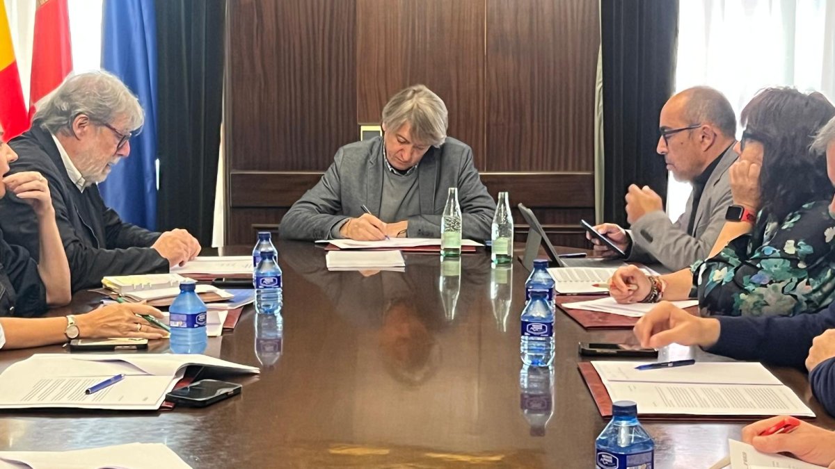 Los responsables del Ayuntamiento y FOES durante la reunión.