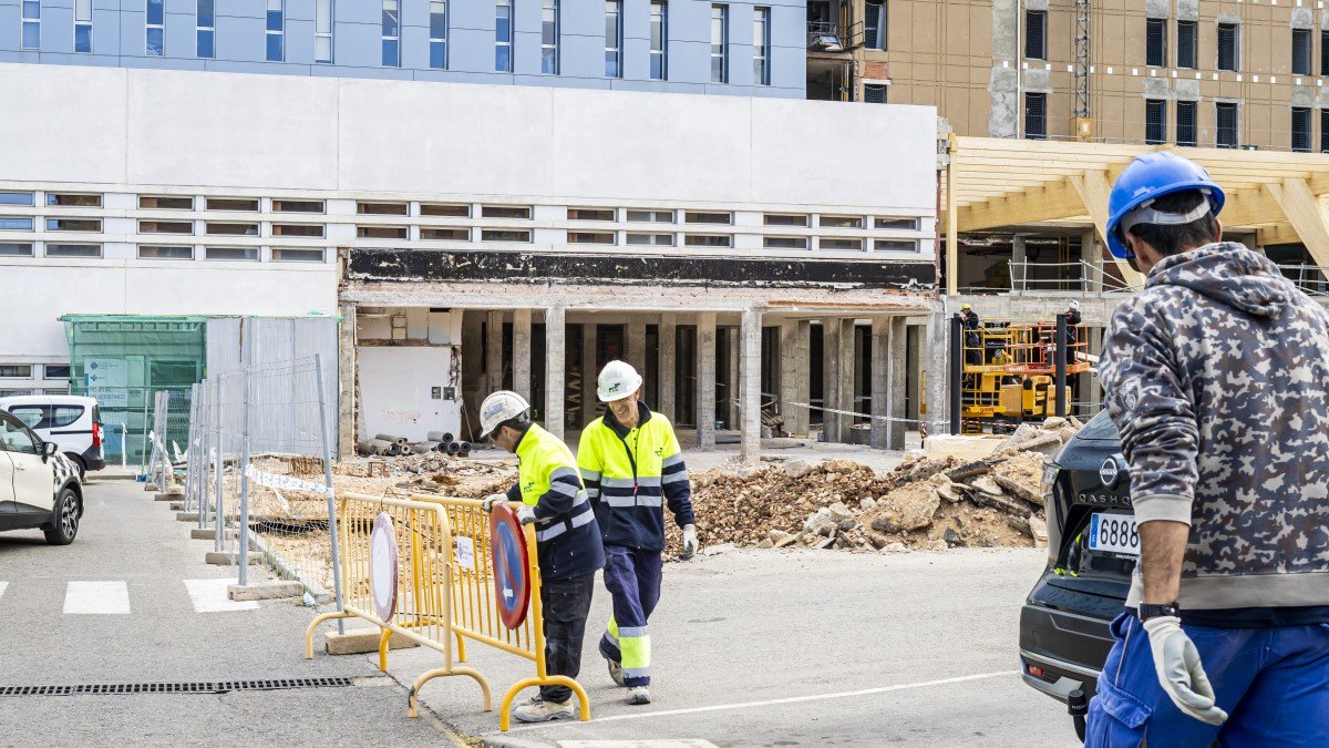 Inicio de las obras del nuevo aparcamiento del hospital Santa Bárbara este lunes.