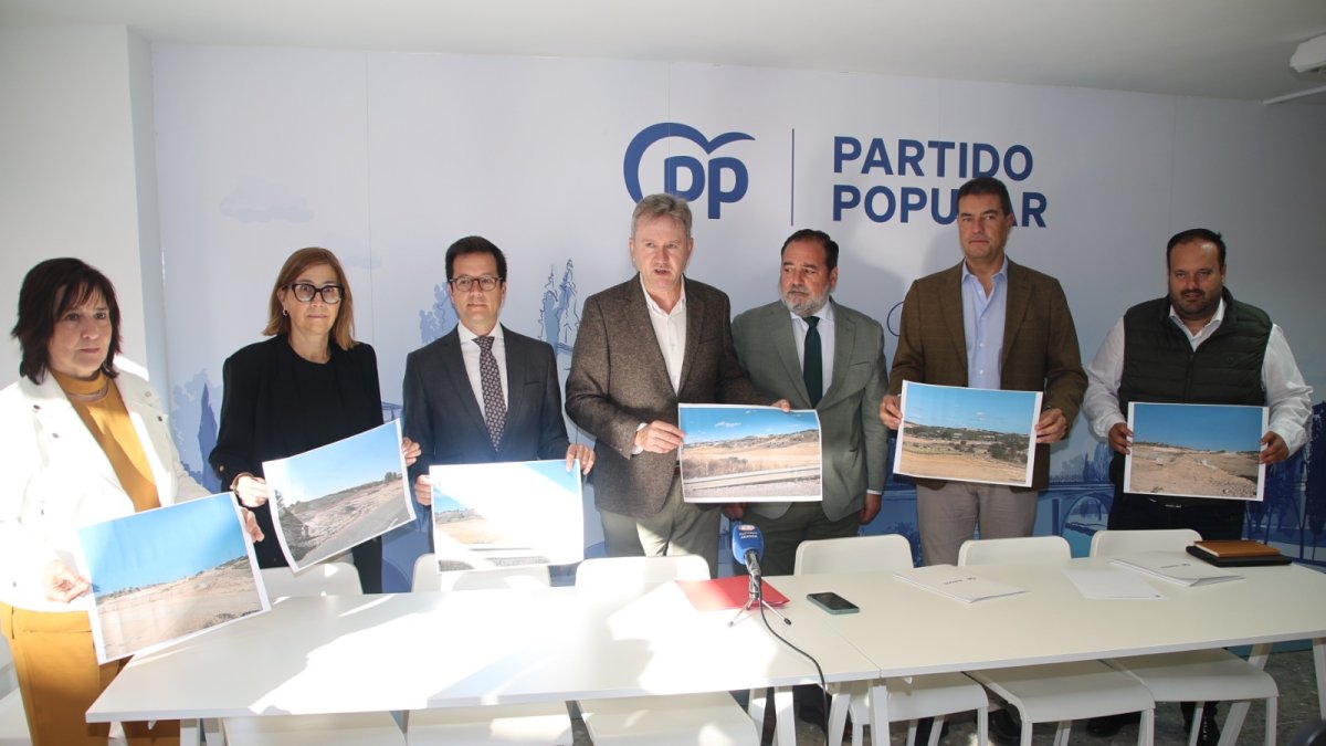 Los parlamentarios del PP muestran la ausencia de máquinas en el tramo