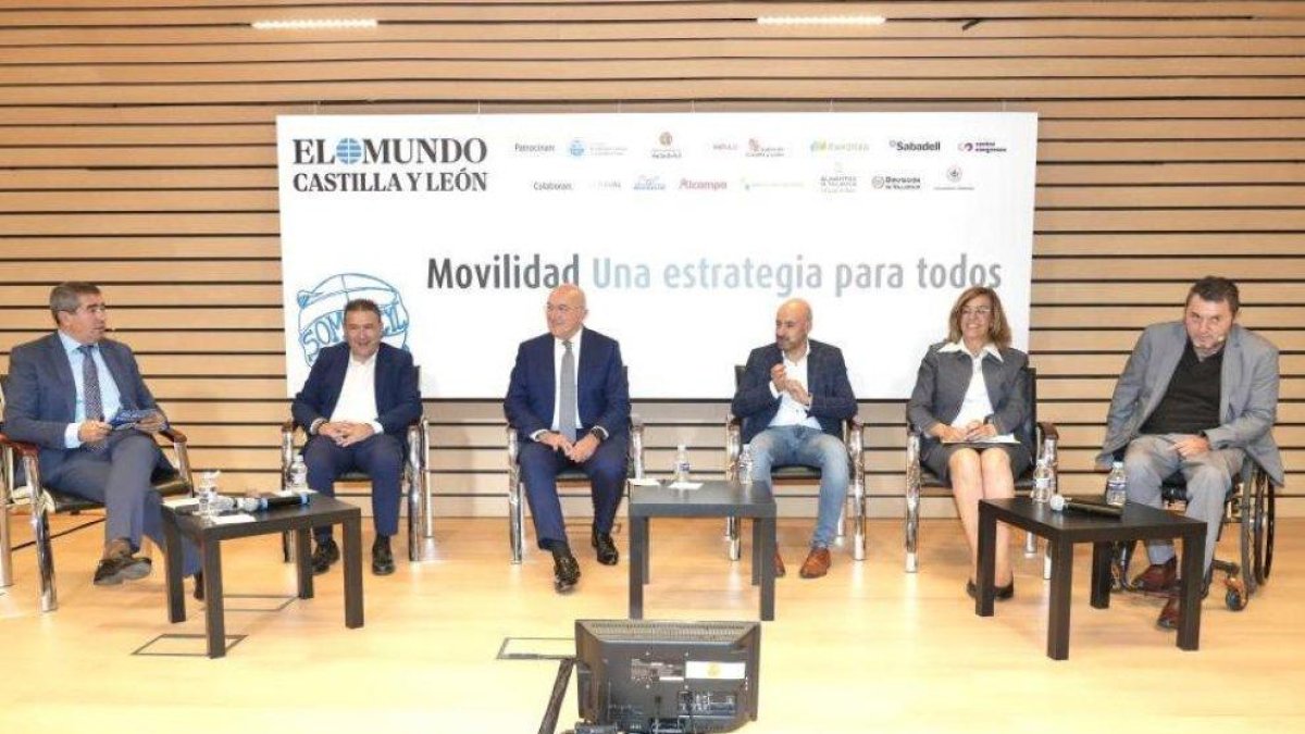 Última mesa del congreso ‘Somos CyL’ 2025: de izqda. a dcha.: Pablo R. Lago, Luis Mariano Santos, Jesús Julio Carnero, Óscar Lobo, Ángeles Armisén y Fran Sardón.