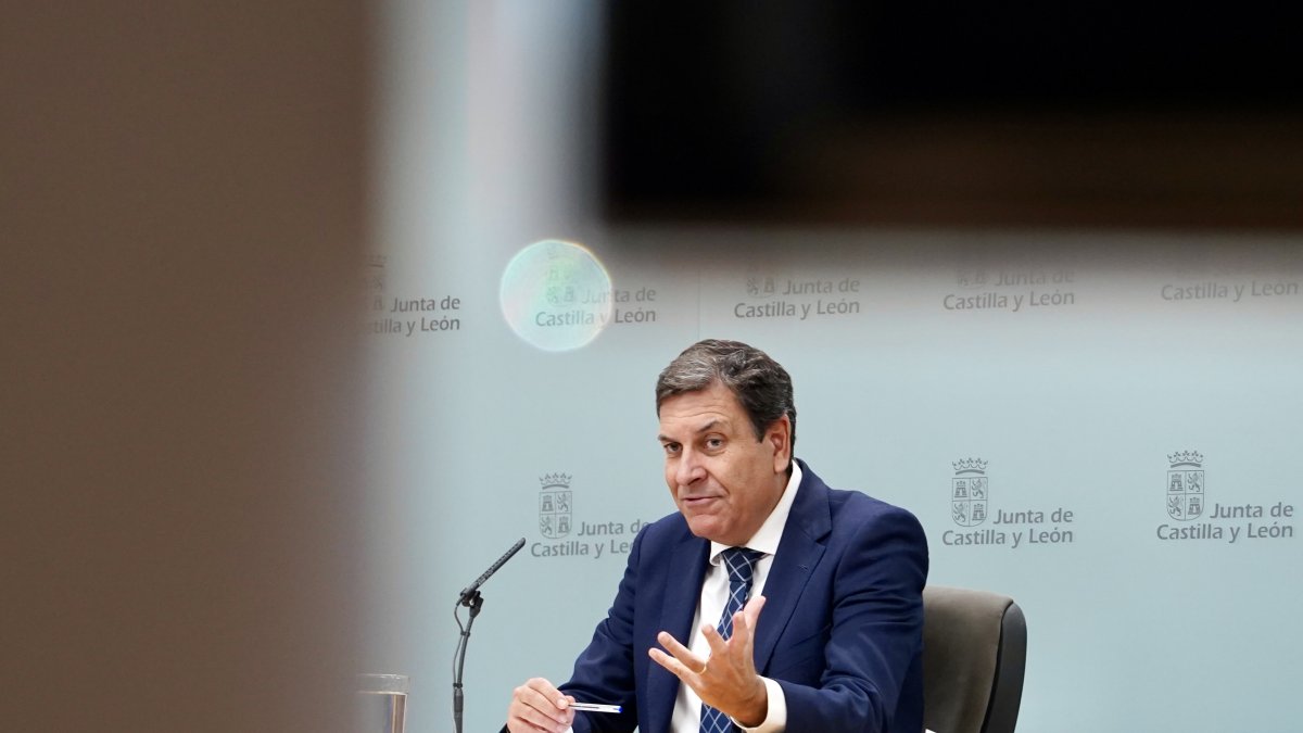 El portavoz de la Junta y consejero de Economía y Hacienda, Carlos Fernández Carriedo, comparece en rueda de prensa posterior al Consejo de Gobierno de la Junta.