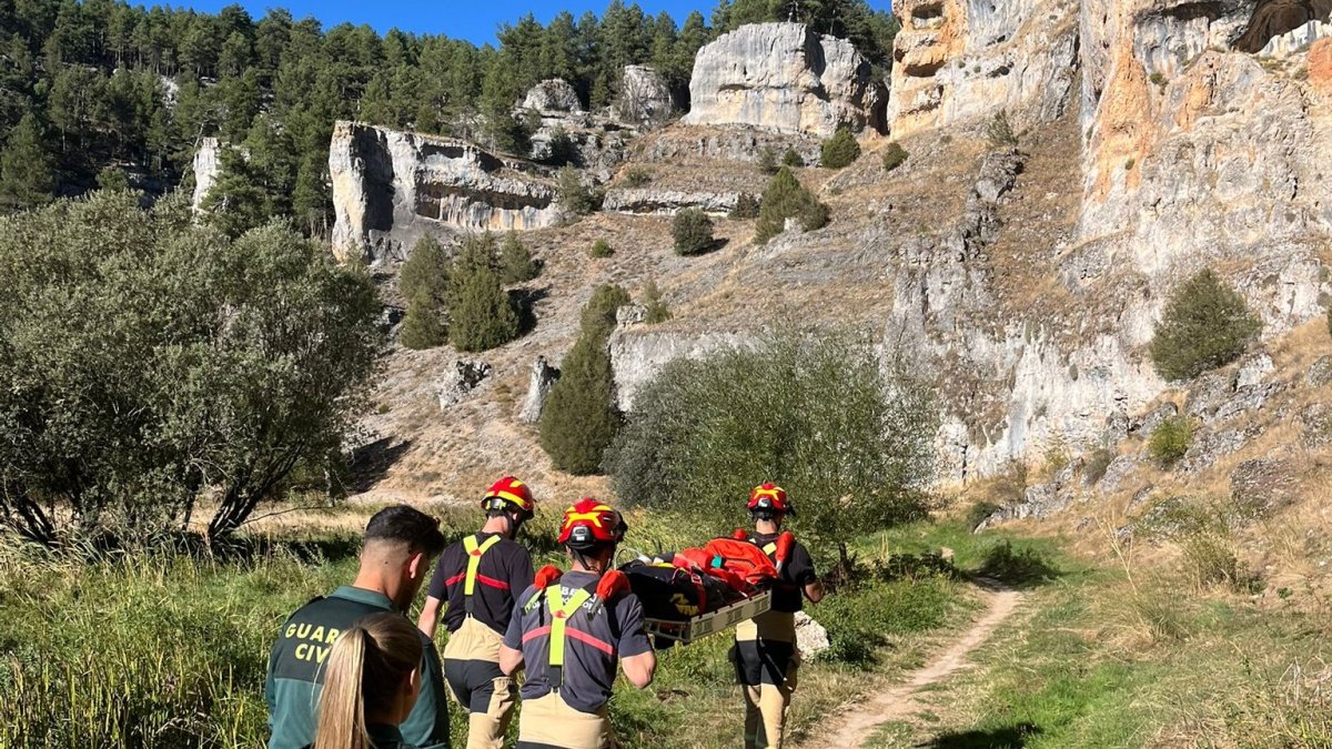 Traslado de la herida 'a pulso' hasta la zona donde esperaba la ambulancia.
