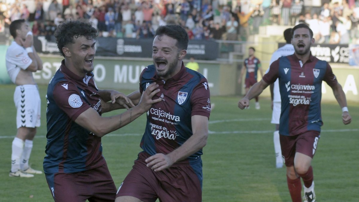 Los jugadores de la Segoviana celebrando el gol que les daba la victoria el pasado domingo ante el Sarriana.