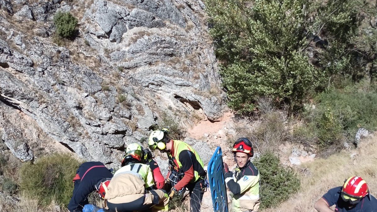 Rescate de la mujer, que luego sería izada con la grúa del helicóptero.
