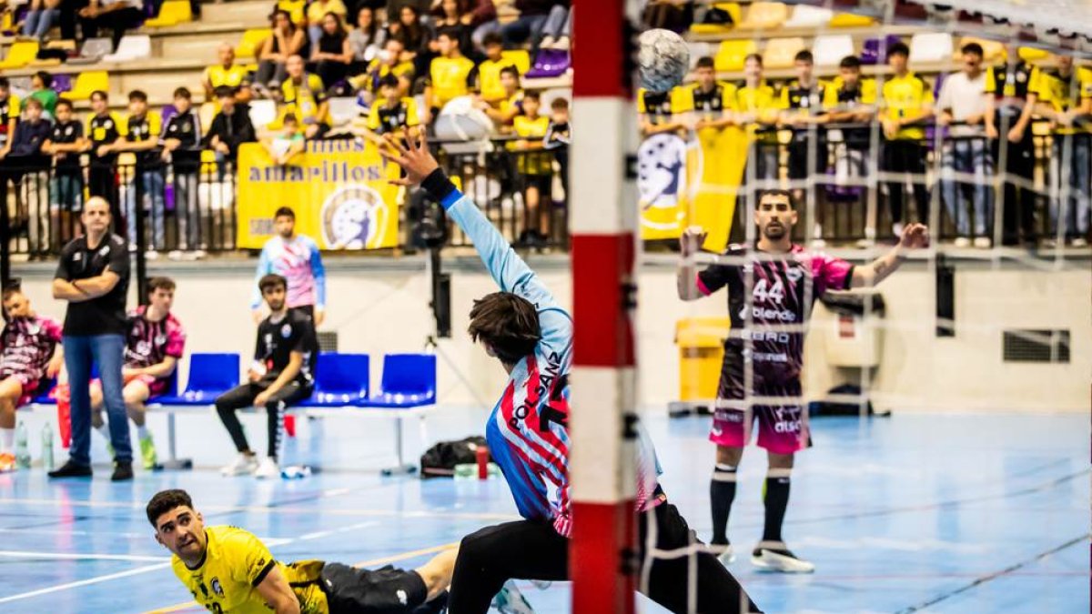 Los amarillos logran su primera victoria