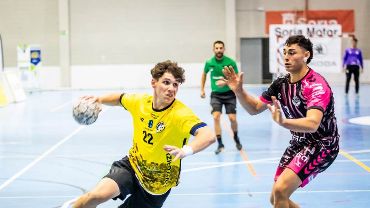 Un jugador del BM Soria durante un partido en el San Andrés. 