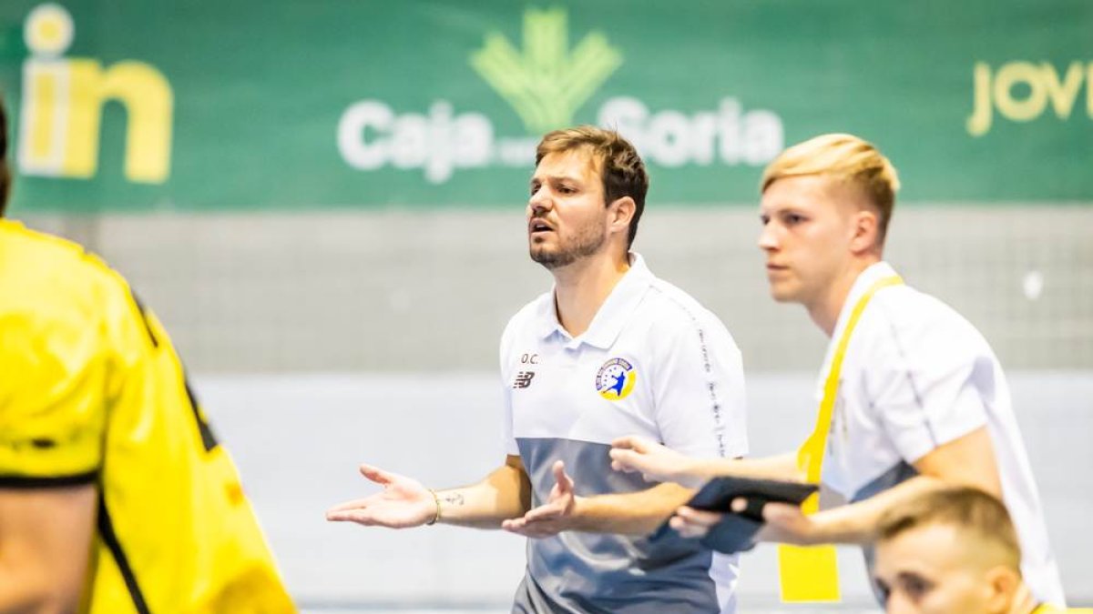 El técnico amarillo durante un encuentro en el San Andrés.