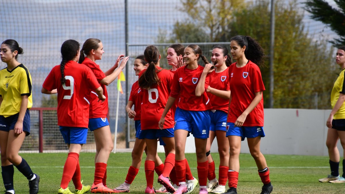 Las jugadoras del Numancia femenino celebran un gol en un partido de esta temporada.