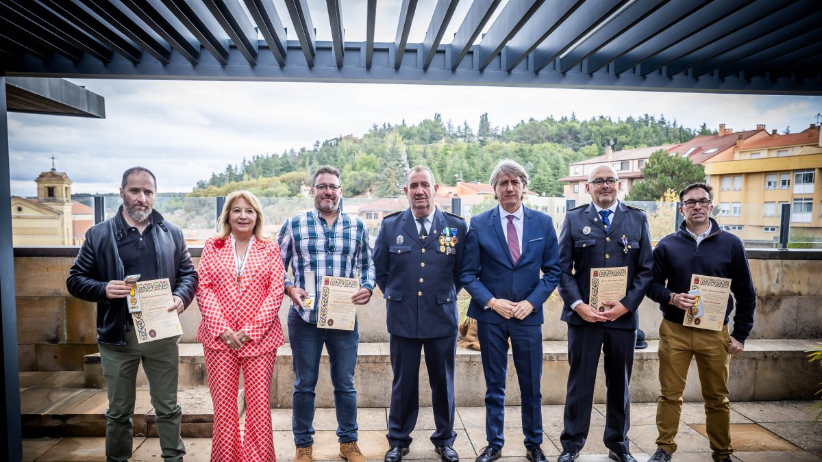 El alcalde con los policías que han sido reconocidos.