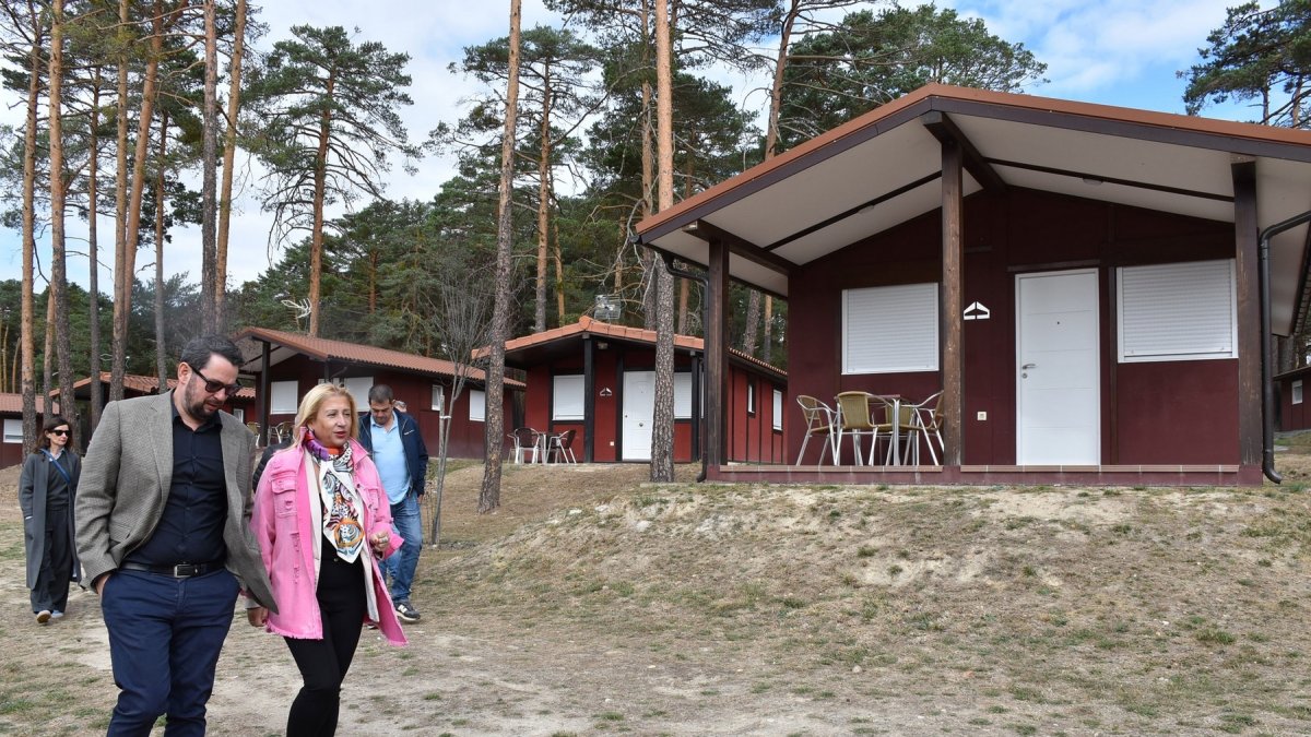 Yolanda de Gregorio junto al responsable del camping en la visita.