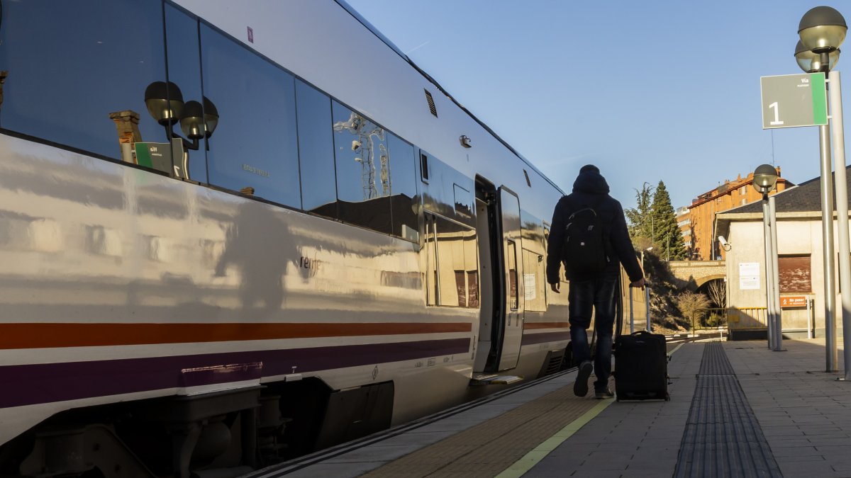 Un pasajero sube al último tren que cubrió el trayecto a Madrid desde Soria el 31 de marzo.