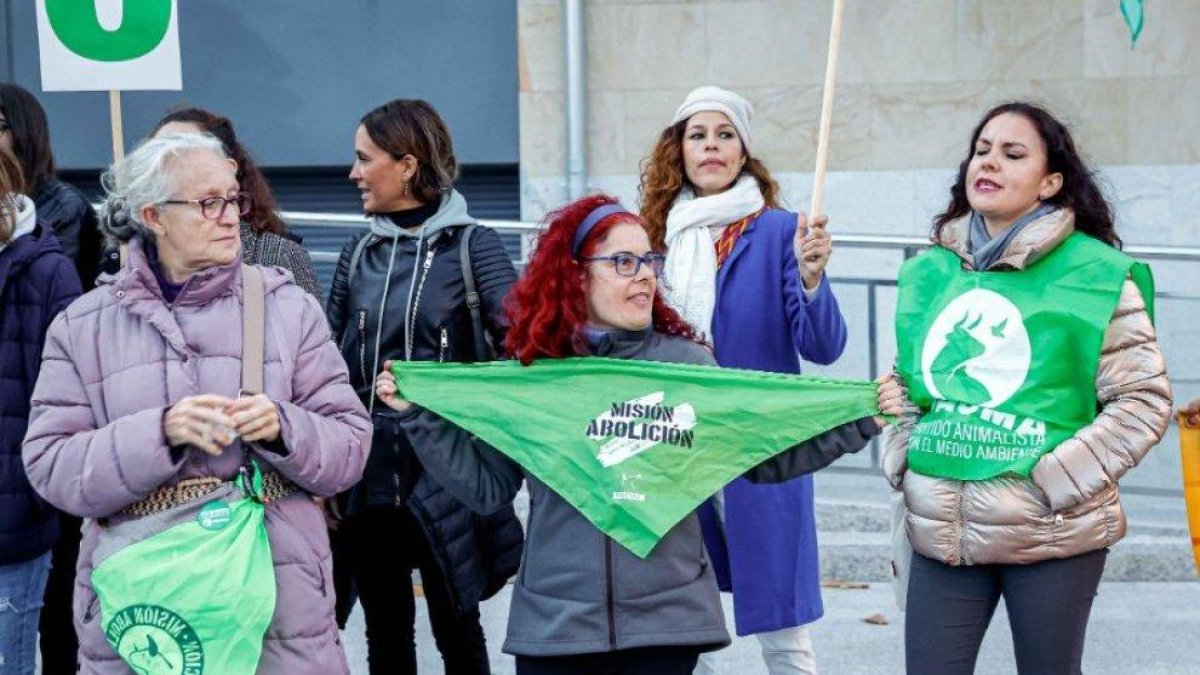 Activistas de PACMA en una concentración en Medinaceli (Soria) contra el Toro Jubilo.