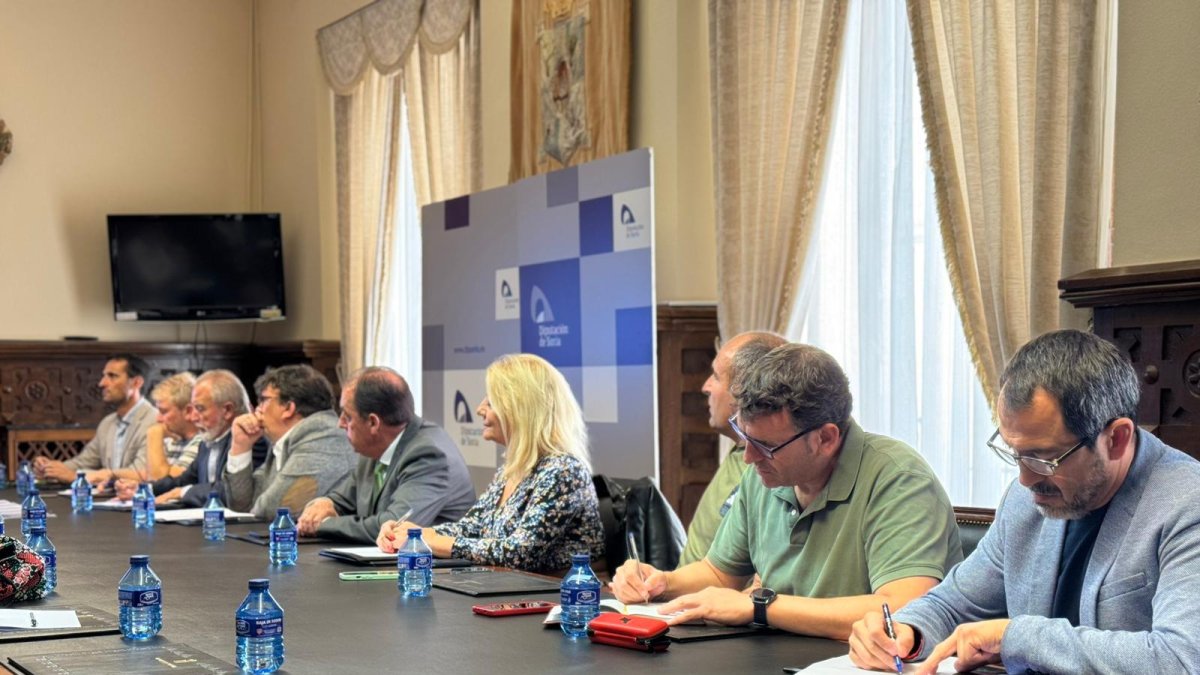 Parte de los alcaldes participantes en la reunión.