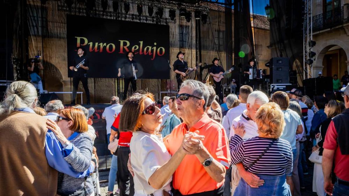 Cientos de personas bailaron en la Plaza Mayor