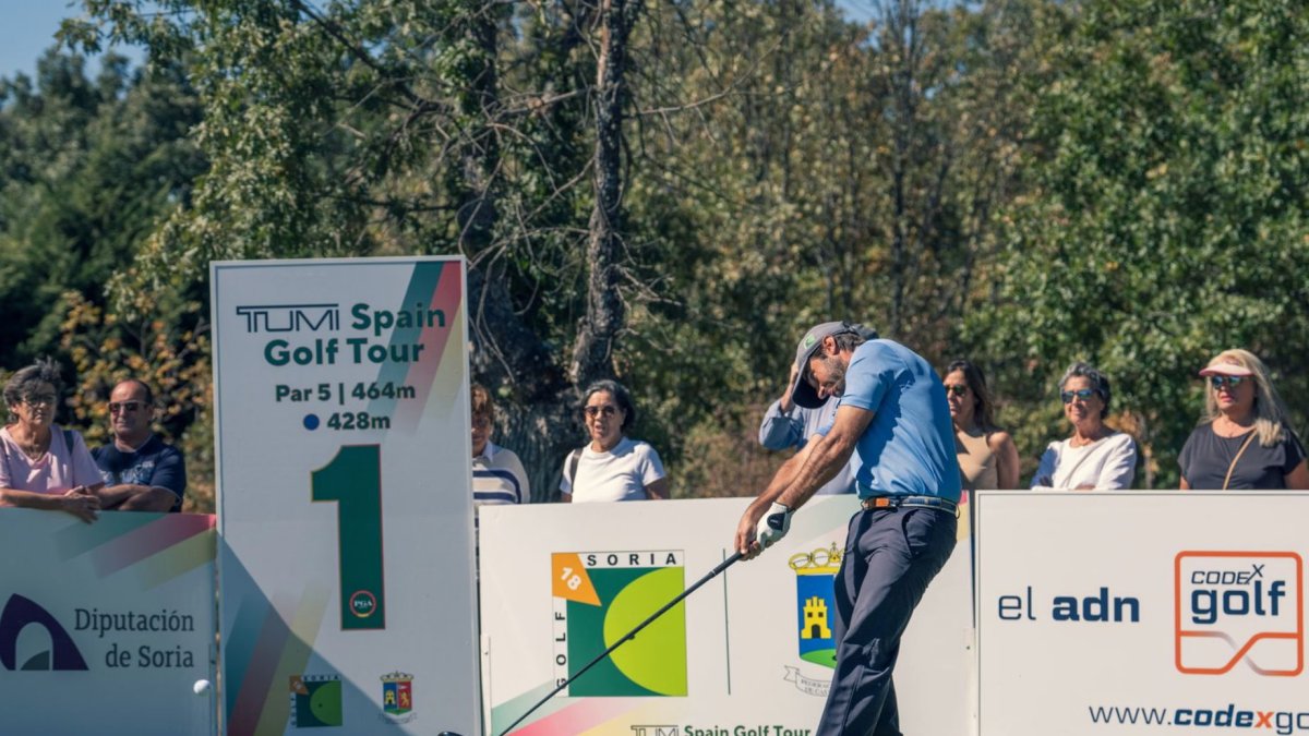 Dani Berná, del Club de Golf Soria, se juega en la última jornada el título en Pedrajas.