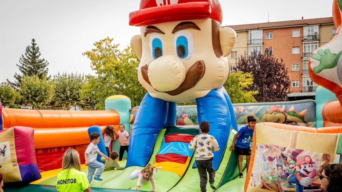 Diversión para los niños en el parque de La Barriada