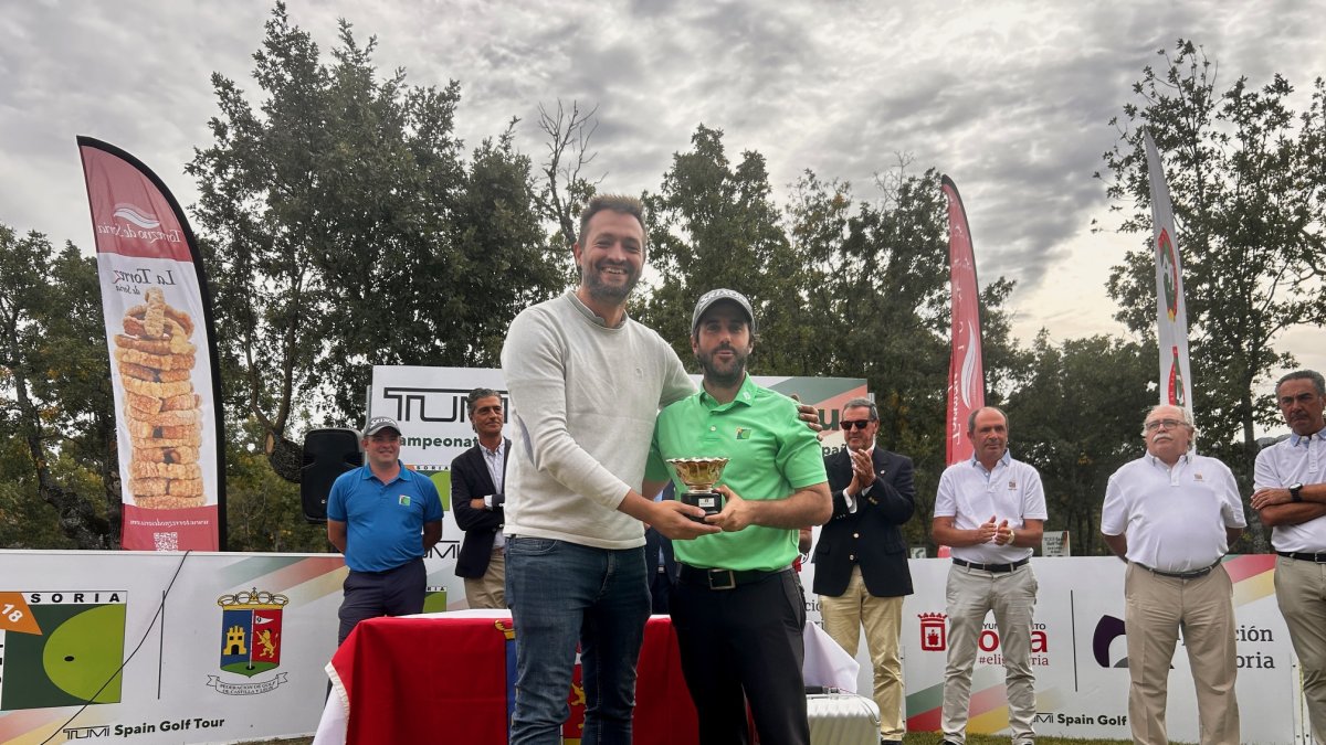Dani Berná, junto al concejal de deportes del Ayuntamiento de Soria, Manuel Salvador.
