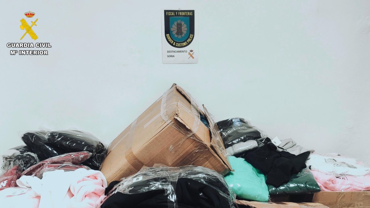 Prendas falsas decomisadas en la segunda operación contra el top manta de esta semana.