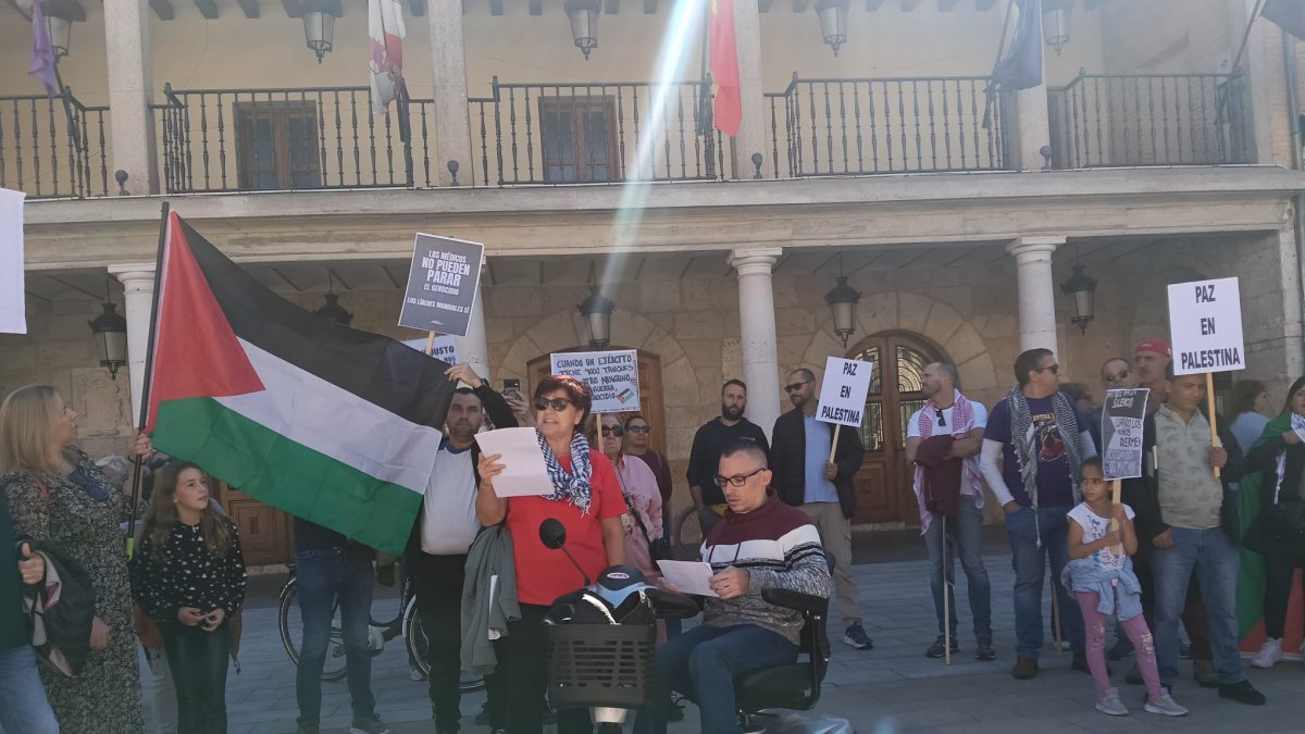 Lectura del manifiesto en la plaza Mayor de El Burgo.