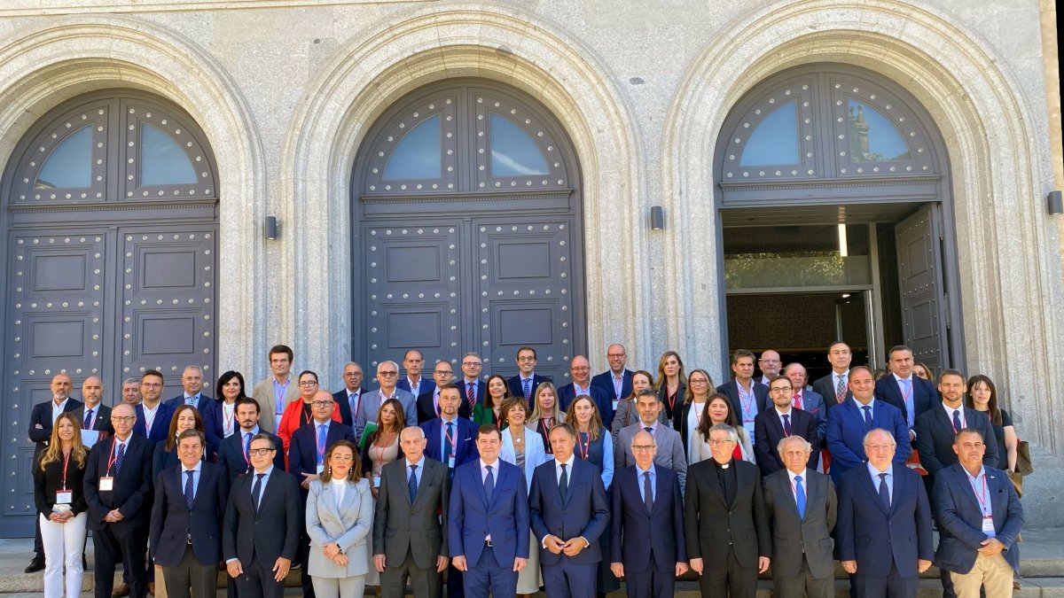 Foto de Familia de la presentación del libro blanco de Salamanca, con presencia del presidente de la Junta.