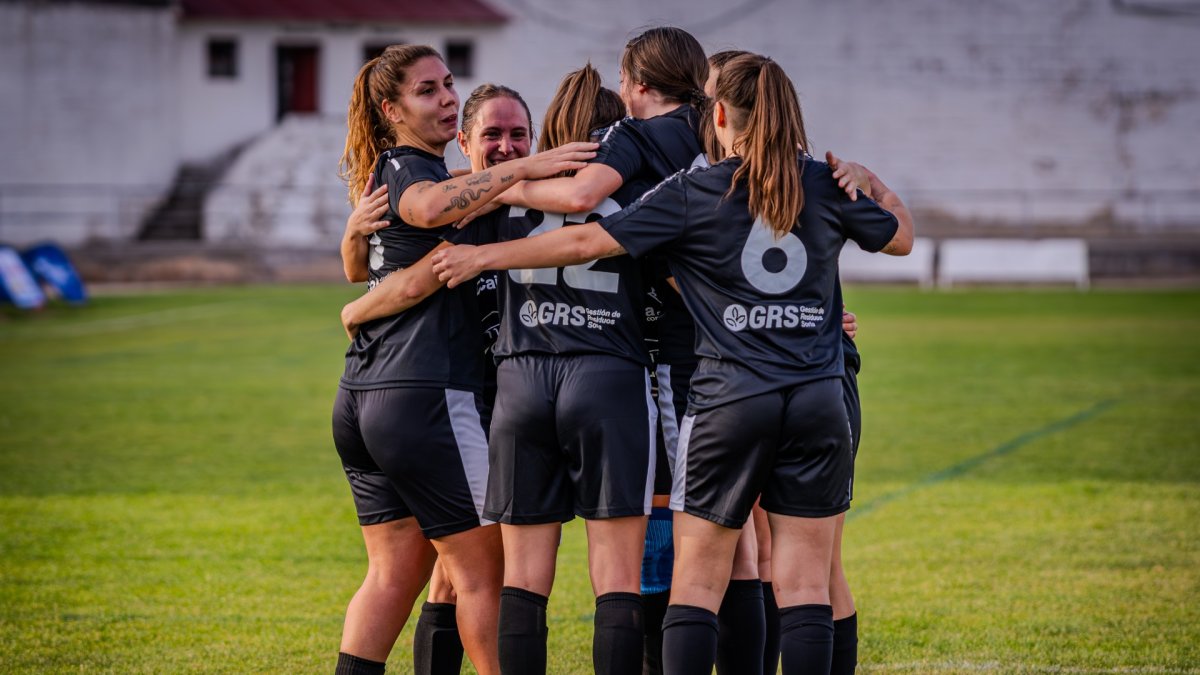 Jugadoras del Golmayo Camaretas celebran un gol.