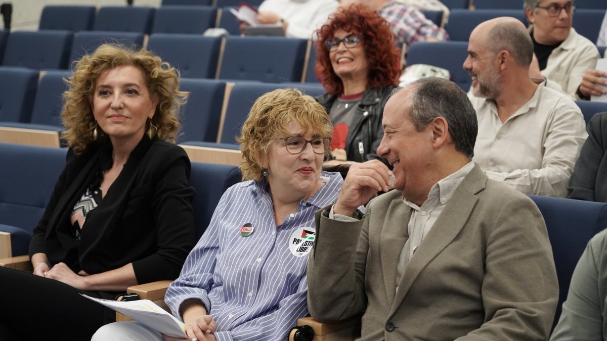 Participantes en el encuentro ntes de la celebración del foro,