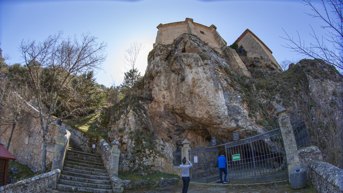Turistas en San Saturio, en una imagen de archivo.