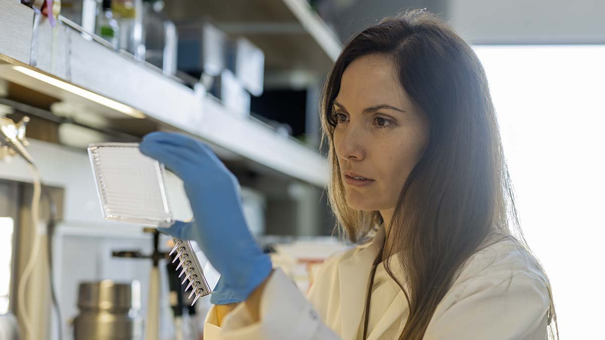 Cristina Llorente Izquierdo, en el laboratorio de la Universidad de California (EEUU)
