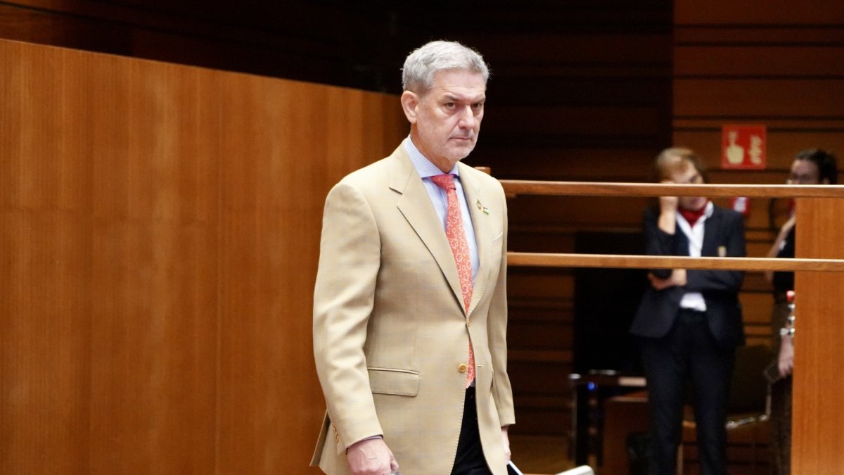 El procurador socialista José Luis Vázquez a su llegada a la segunda sesión del Pleno de las Cortes.