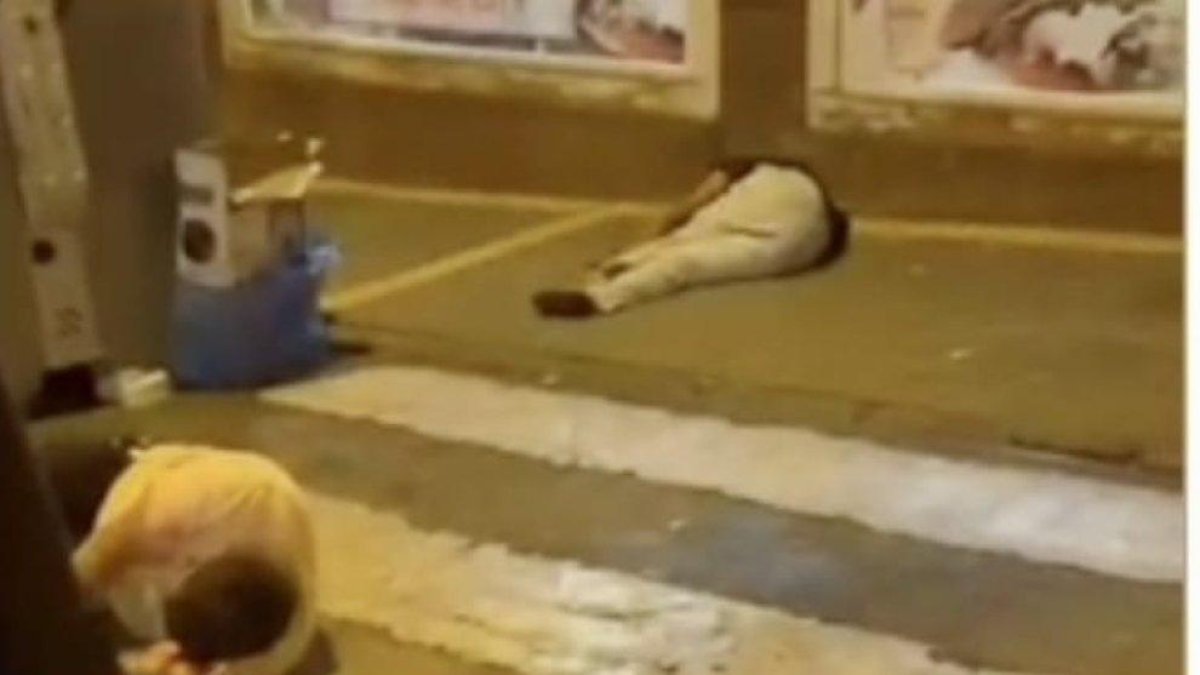 Los dos heridos por la paliza en el suelo.