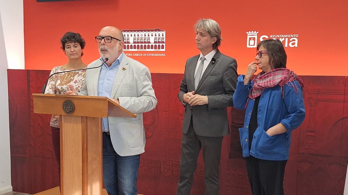 El subdelegado junto al alcalde de Soria, la concejala de Igualdad y la responsable de Viogen en la Subdelegación.