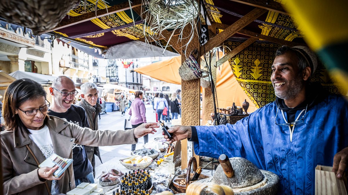 Talleres, demostraciones, teatro de calle y espectáculos animan la ciudad.