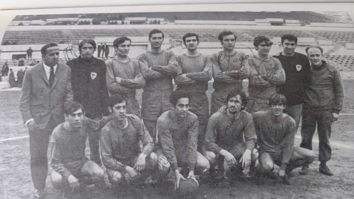 Alfredo Vitoria, agachado y apoyado en el balón en un once del C.D. Numancia de los años 70.