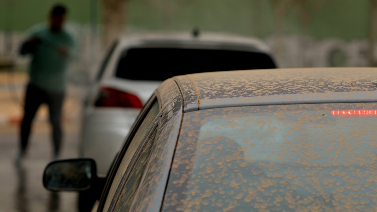 Archivo - Un vehículo hace cola para ser lavado, a 15 de marzo de 2022, en Madrid (España).