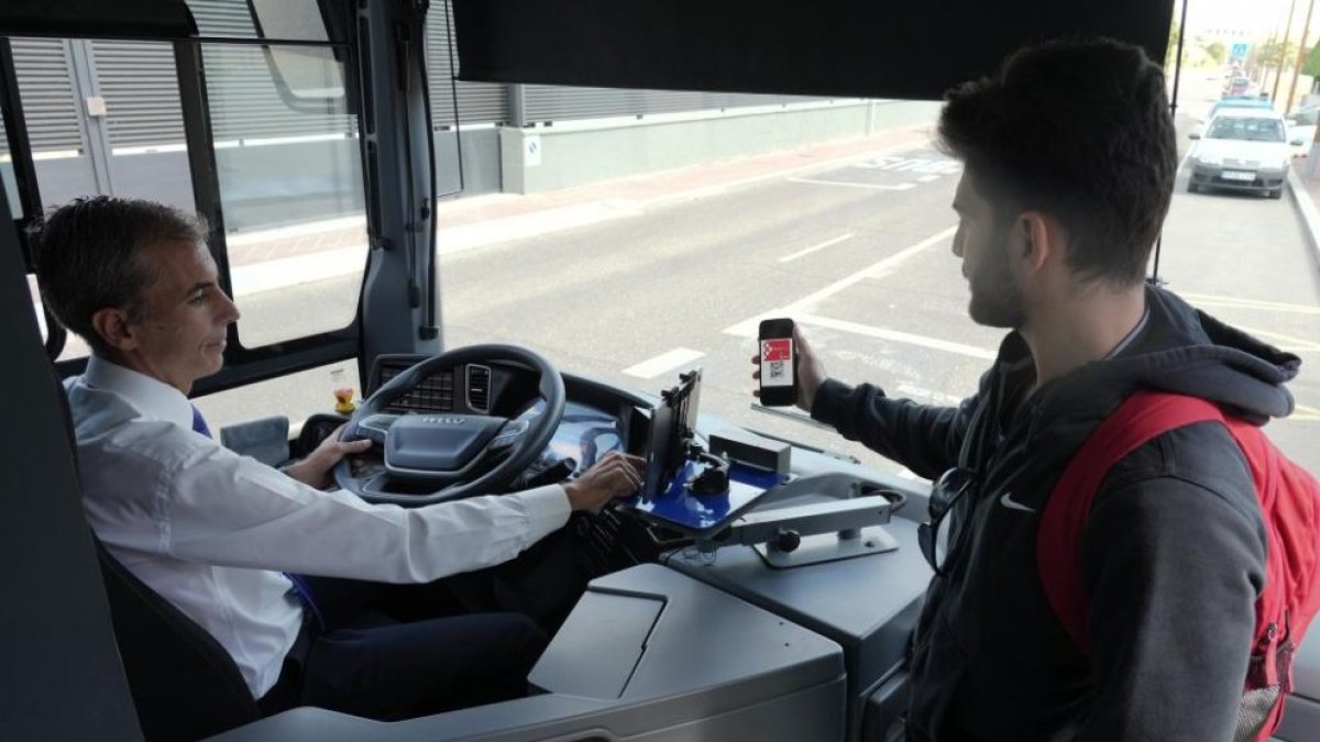 Usuario presentando la tarjeta Buscyl