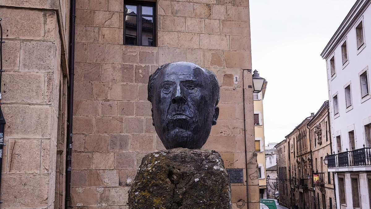 Busto de Antonio Machado junto al instituto que lleva su nombre.