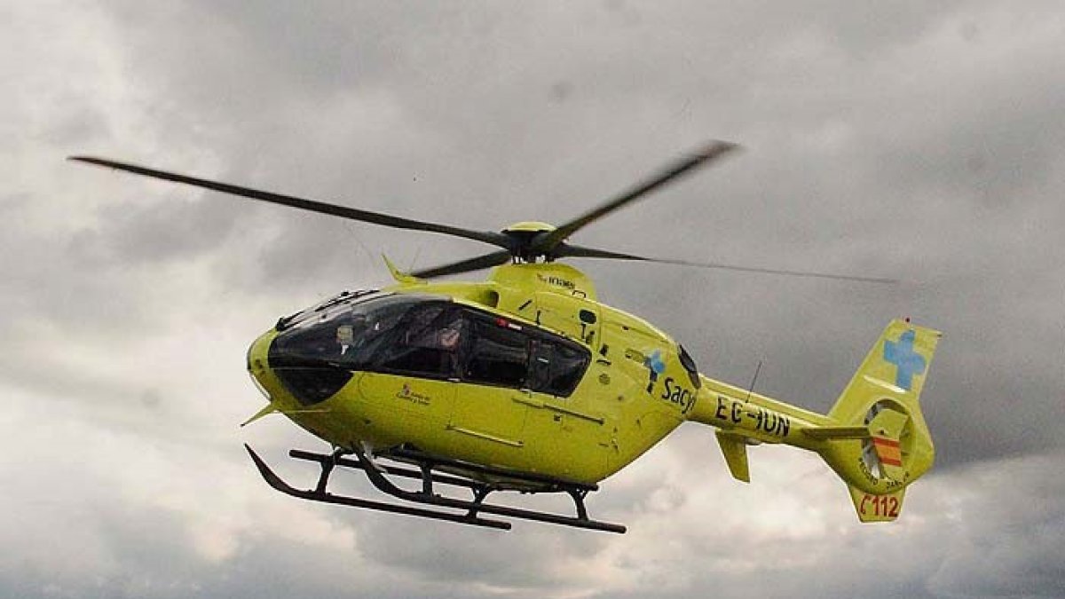 Archivo - Imagen de archivo de helicóptero medicalizado de Sacyl.