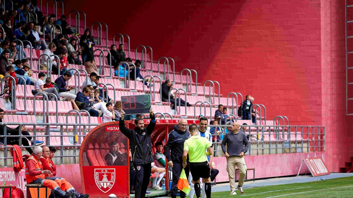 Javier Rozada, en Los Pajaritos la temporada pasada con el Real Avilés, es una de las opciones que maneja el Numancia para su banquillo.