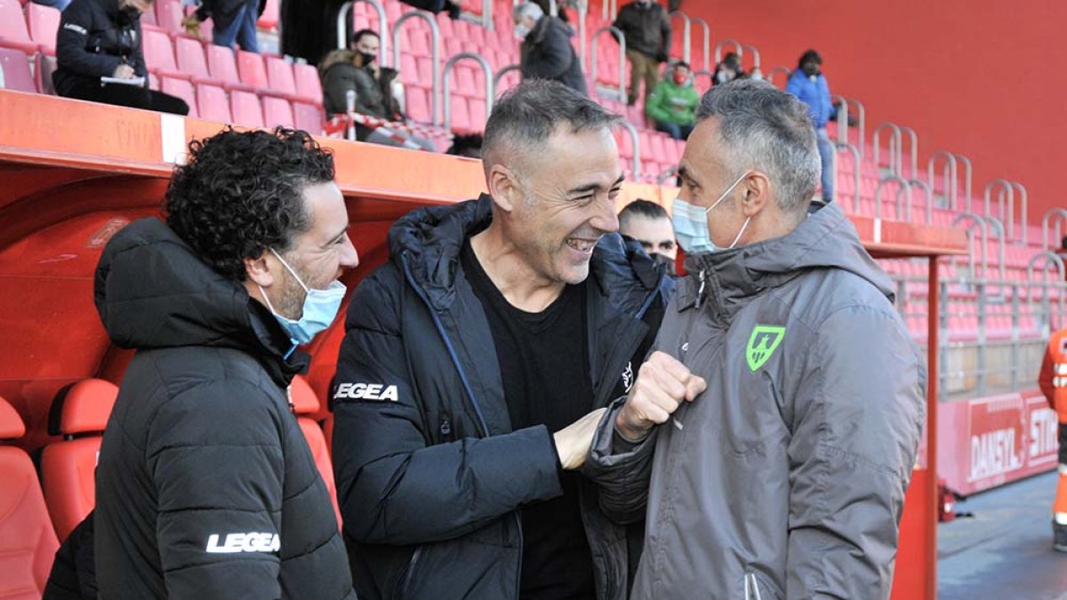 Ángel Rodríguez con Castaño y Bedia en su visita a Los Pajaritos como entrenador del Langreo en la temporada 2020-2021