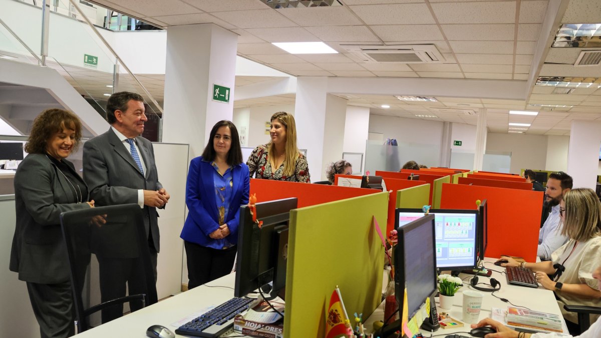 El consejero de la Presidencia, Luis Miguel González Gago, durante su visita a las instalaciones del 012.