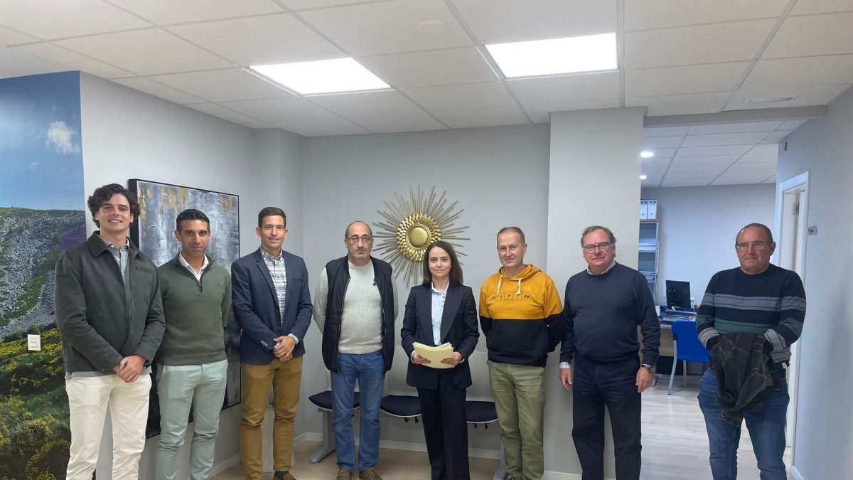 Representantes de los municipios, la empresa y la notaría.