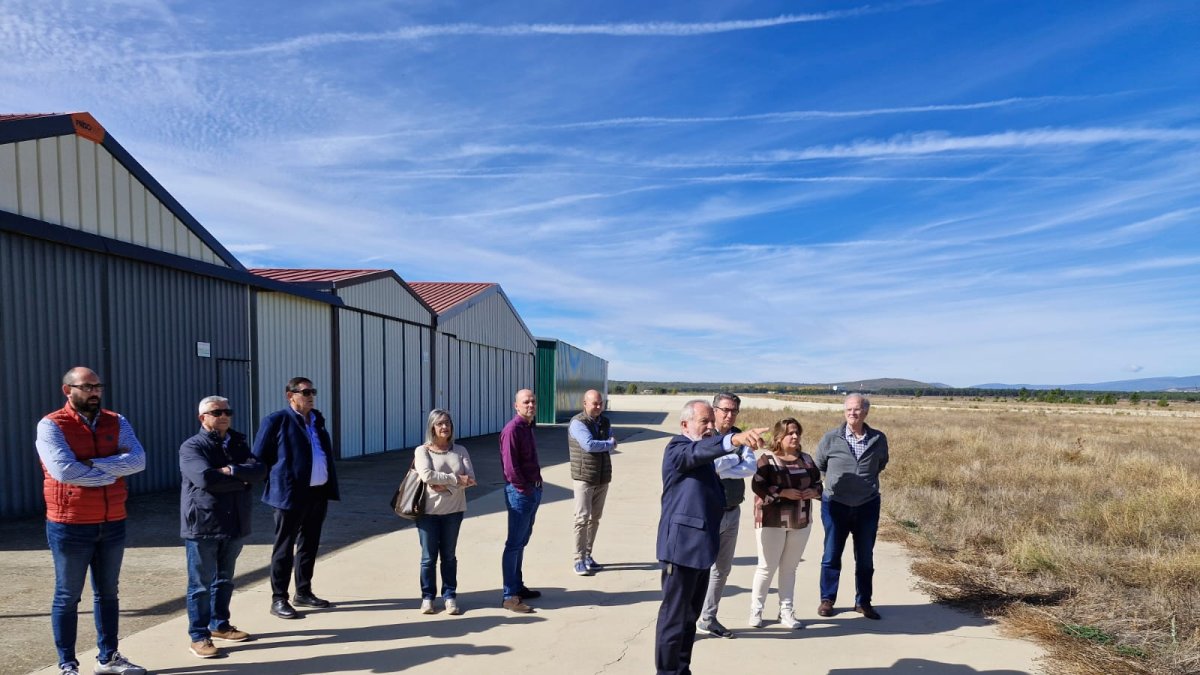 Los miembros de la comisión de Planes Provinciales de la Diputación durante su visita al aeródromo de Garray.