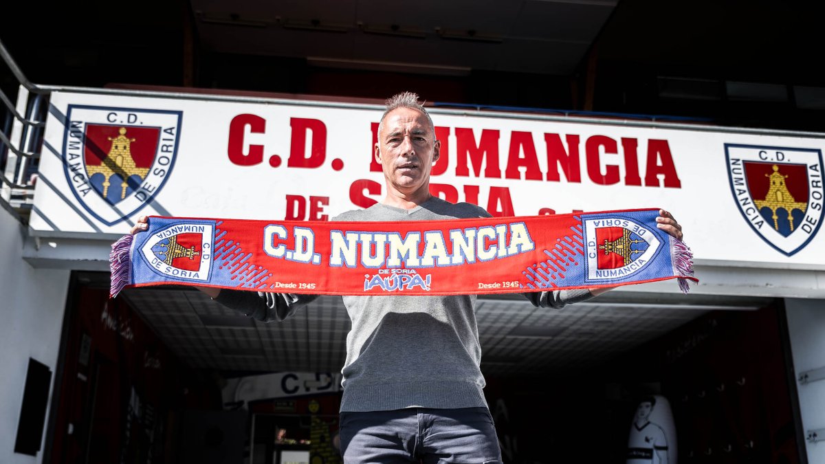 Ángel Rodríguez posa con la bufanda del Numancia en el campo de Los Pajaritos.