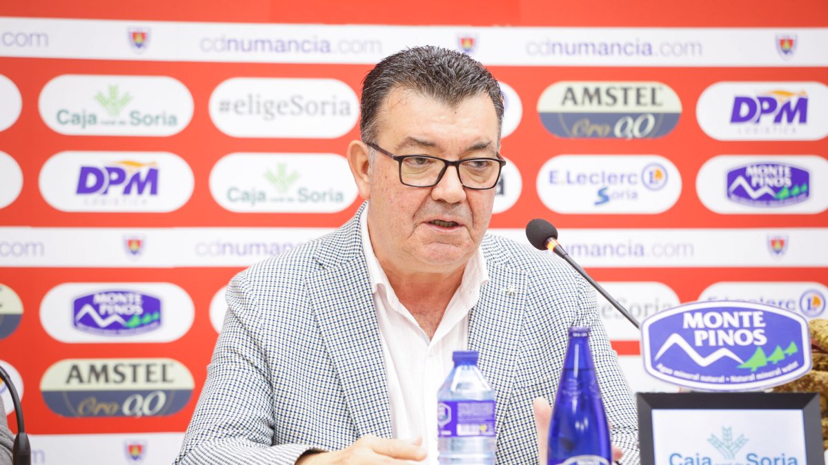 Patricio de Pedro en la presentación del Ángel Rodríguez como nuevo entrenador del Numancia.
