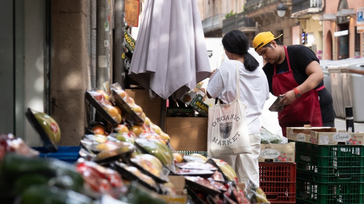 Un trabajador en una frutería.