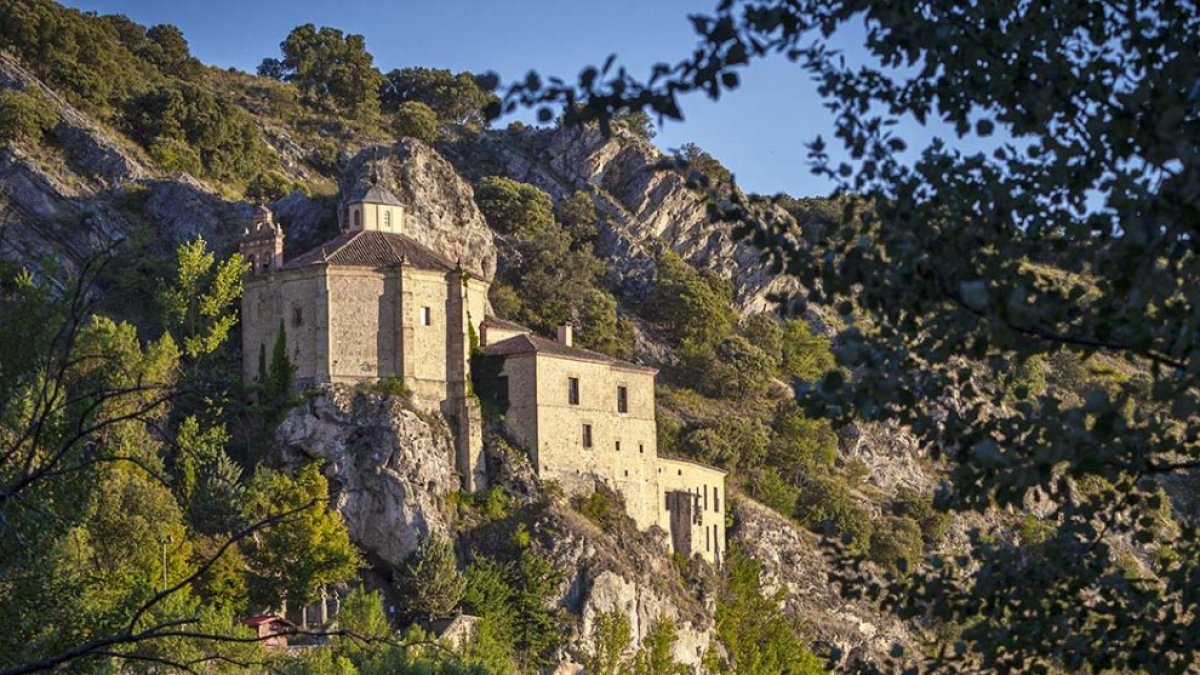 Vista de la imponente ermita de San Saturio.