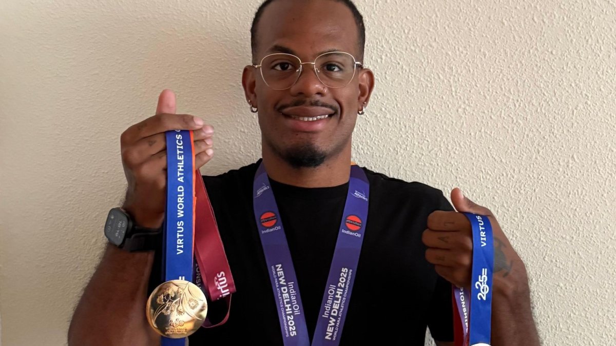 Pineda mostrando sus medallas.