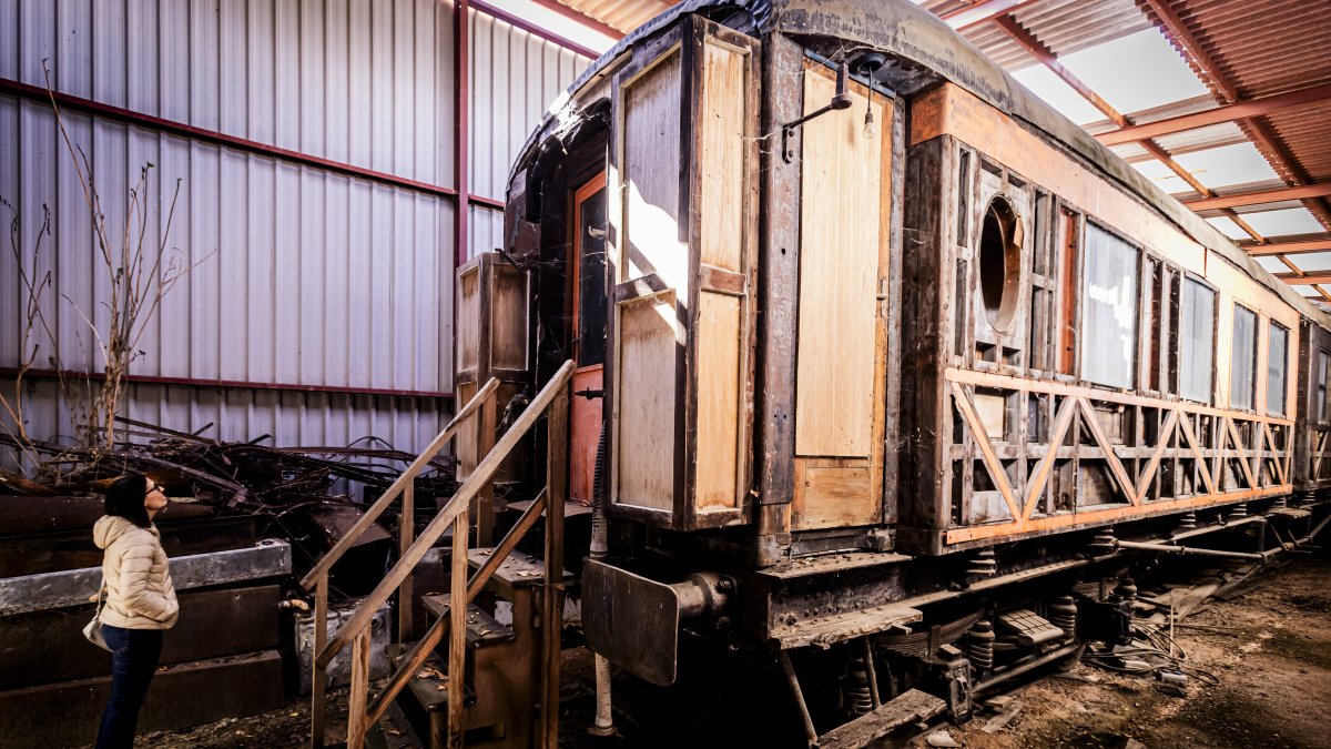 El exterior del vagón está completamente deteriorado en espera de una restauración.