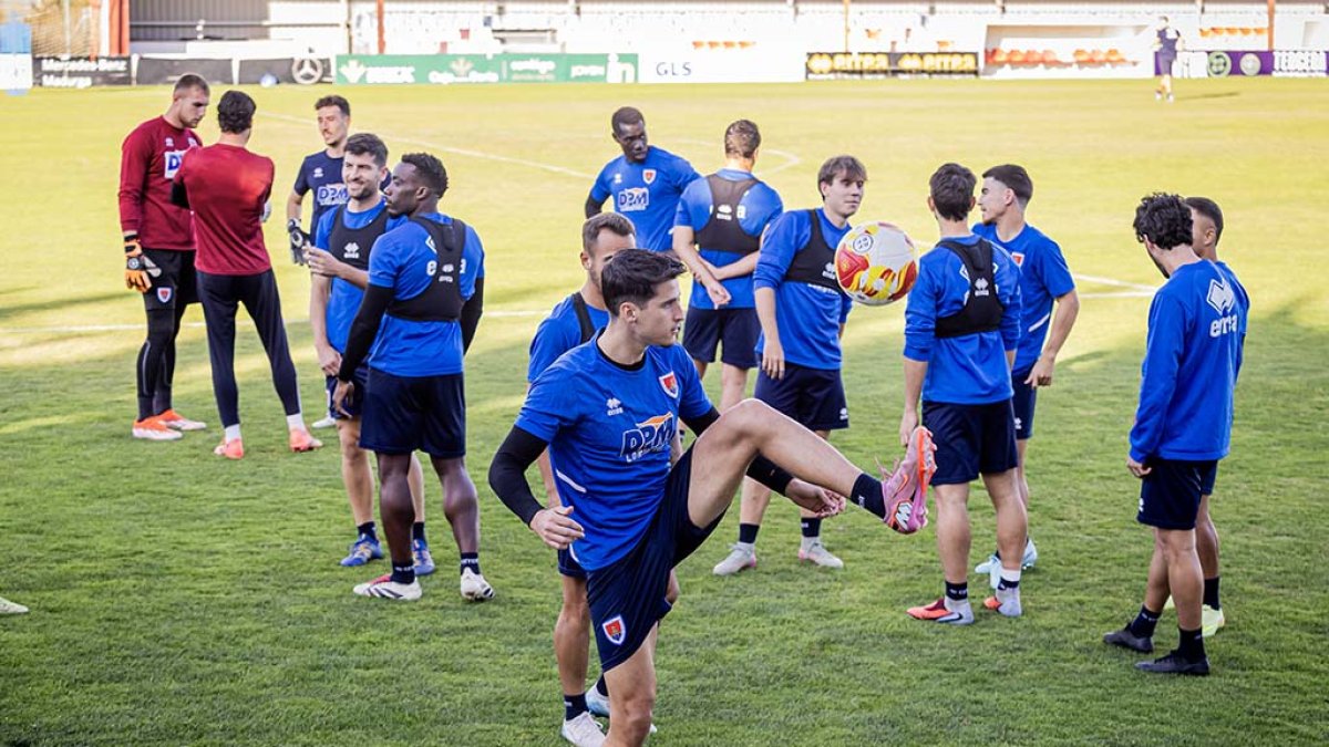 Entrenamiento del Numancia con el nuevo entrenador Ángel Rodríguez.